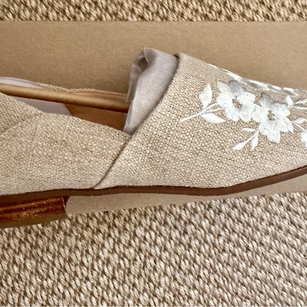 NWT Clarks Leather Embroidered Flats Size 6.5 - Picture 6 of 8